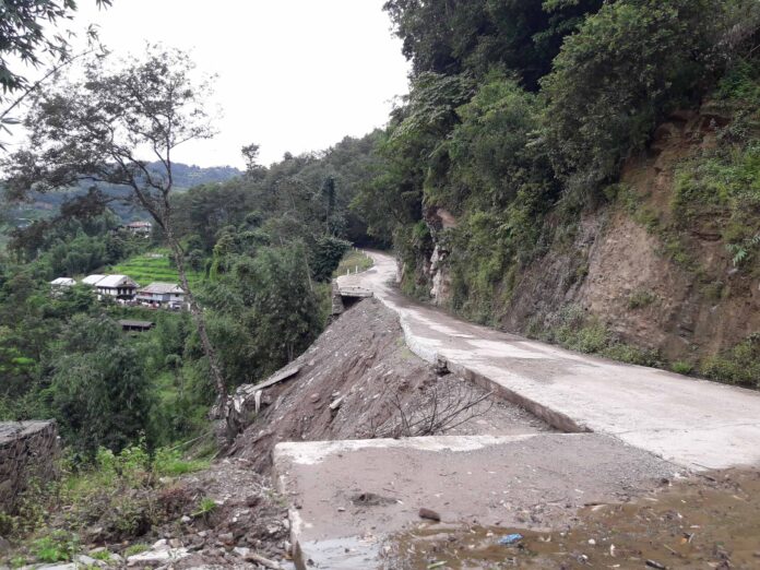 landslide at mid-hill photo_daman